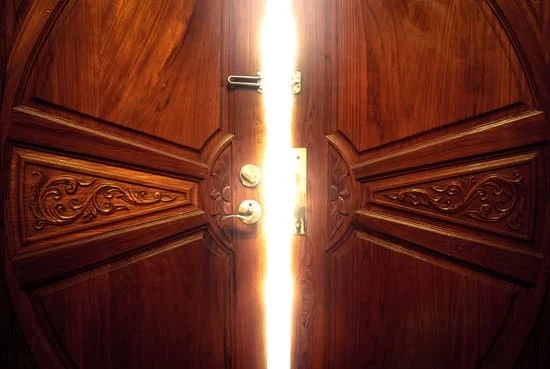 Porte église qui s'ouvre