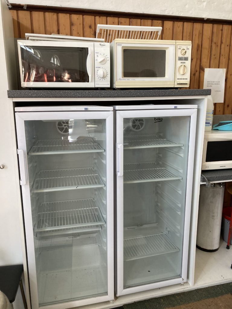 frigos et fours à micro-ondes